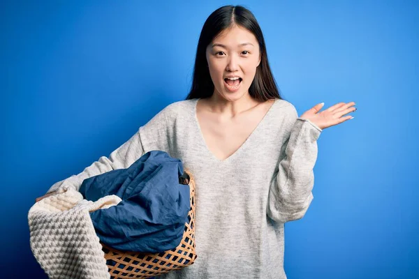 Ung Asiatisk Kvinna Håller Korgar Tvätt Korg Gör Hushållssysslor Mycket — Stockfoto