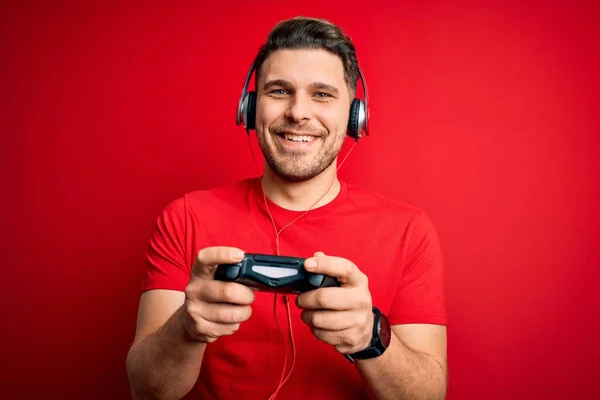Joven Jugador Hombre Con Ojos Azules Jugando Videojuegos Usando Joystick —  Fotos de Stock