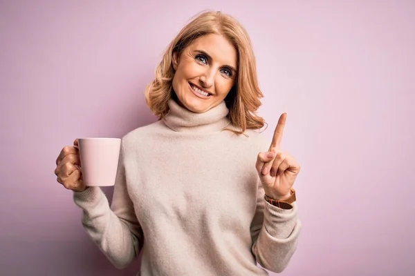 Middelbare Leeftijd Mooie Blonde Vrouw Drinken Roze Mok Koffie Geïsoleerde — Stockfoto