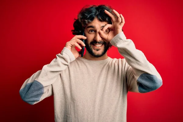 Pohledný Muž Vousy Konverzace Mluví Smartphonu Přes Červené Pozadí Šťastnou — Stock fotografie