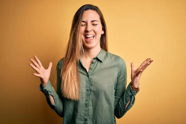 Junge Schöne Blonde Frau Mit Blauen Augen Grünem Hemd Vor — Stockfoto