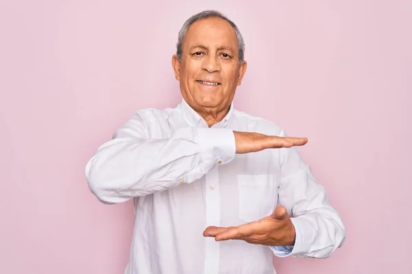 Senior Stilig Gråhårig Man Bär Elegant Skjorta Över Isolerade Rosa — Stockfoto