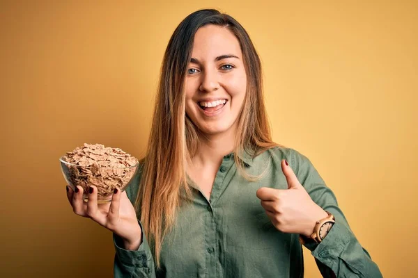 Jonge Mooie Blonde Vrouw Met Blauwe Ogen Houden Kom Met — Stockfoto