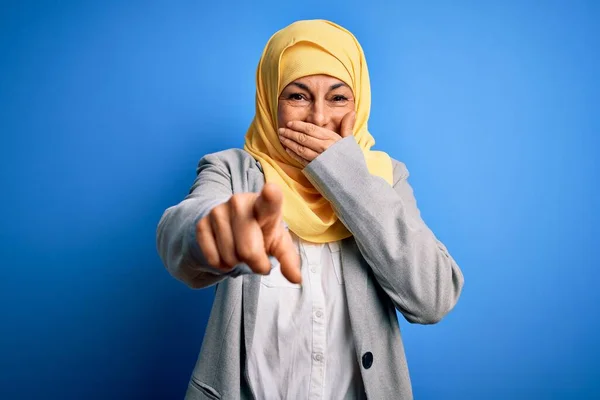 Mulher Negócios Morena Meia Idade Vestindo Muçulmano Tradicional Hijab Sobre — Fotografia de Stock