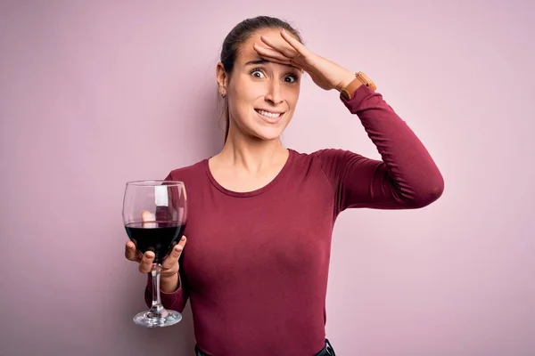 Jovem Bela Mulher Bebendo Copo Com Vinho Tinto Sobre Fundo — Fotografia de Stock