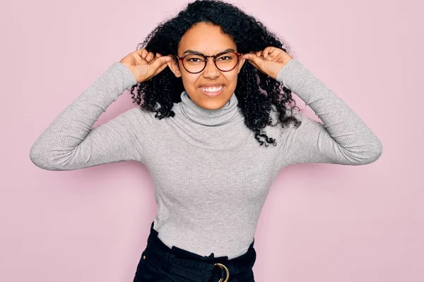 Jonge Afro Amerikaanse Vrouw Draagt Coltrui Bril Roze Achtergrond Glimlachende — Stockfoto