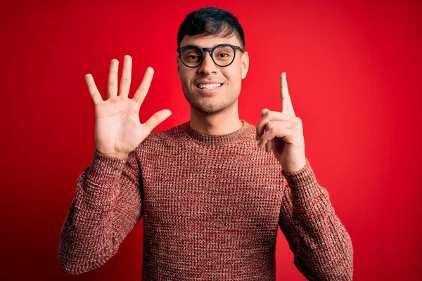 Jonge Knappe Latino Man Draagt Nerd Bril Rode Achtergrond Tonen — Stockfoto