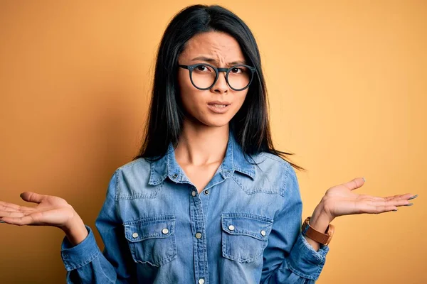 Giovane Bella Donna Cinese Che Indossa Camicia Jeans Casual Sfondo — Foto Stock