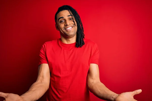 Jovem Afro Americano Africano Bonito Homem Com Dreadlocks Vestindo Shirt — Fotografia de Stock