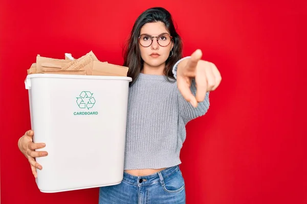 Jovem Mulher Bonita Segurando Reciclagem Contêiner Papelão Reciclável Para Ambiente — Fotografia de Stock