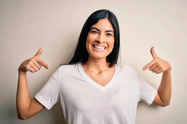 Ung Vacker Latinamerikansk Kvinna Bär Casual Vit Shirt Över Isolerad — Stockfoto