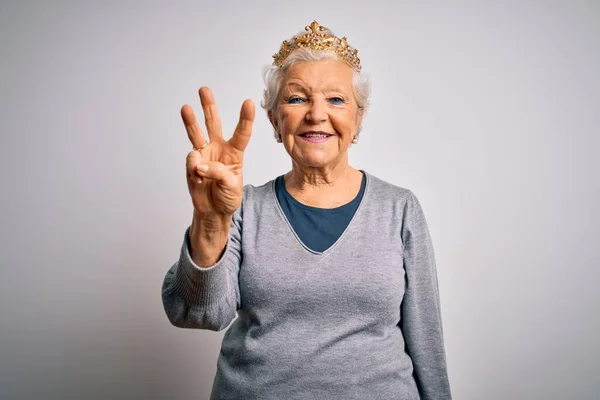 Senior Bela Mulher Cabelos Grisalhos Vestindo Coroa Rainha Dourada Sobre — Fotografia de Stock