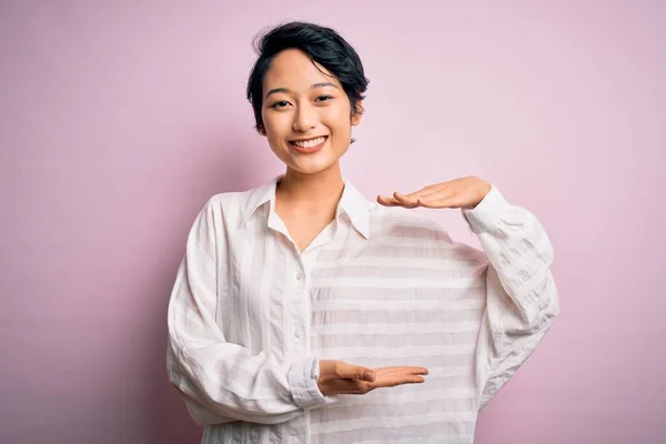 Jong Mooi Aziatisch Meisje Dragen Casual Shirt Staan Geïsoleerde Roze — Stockfoto
