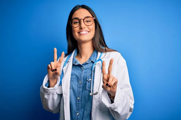 Genç Güzel Doktor Kadın Steteskop Takıyor Mavi Arka Planda Gözlük — Stok fotoğraf