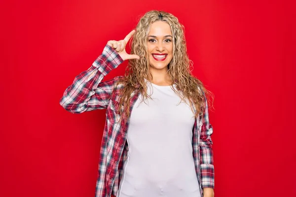 Giovane Bella Donna Bionda Indossa Camicia Casual Piedi Sopra Isolato — Foto Stock