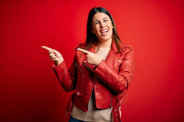 Jovem Mulher Bonita Vestindo Jaqueta Couro Vermelho Sobre Fundo Isolado — Fotografia de Stock