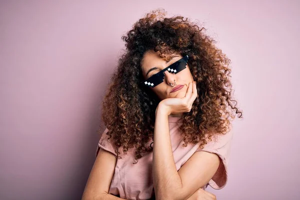 Jovem Mulher Bonita Com Cabelo Encaracolado Piercing Vestindo Engraçada Vida — Fotografia de Stock