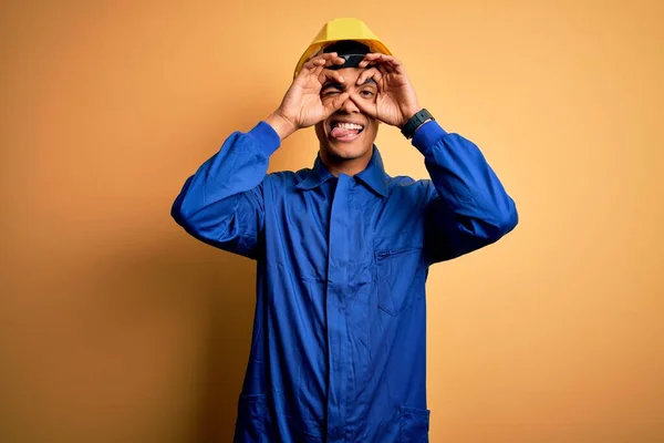 Joven Trabajador Afroamericano Guapo Vestido Con Uniforme Azul Casco Seguridad —  Fotos de Stock