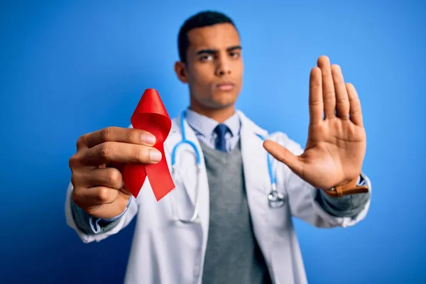 Jovem Homem Médico Afro Americano Bonito Segurando Símbolo Fita Vermelha — Fotografia de Stock
