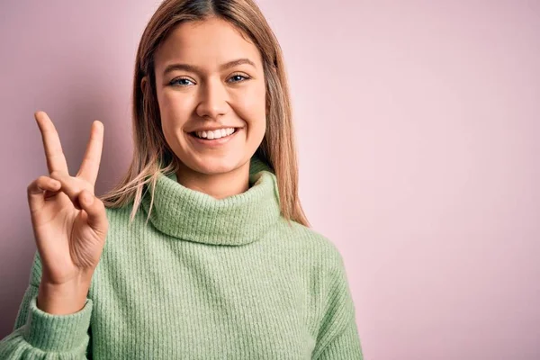 Jovem Mulher Loira Bonita Vestindo Camisola Inverno Sobre Fundo Isolado — Fotografia de Stock