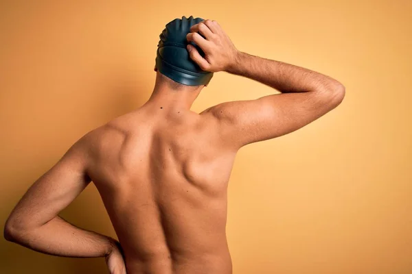 Joven Hombre Guapo Sin Camisa Con Traje Baño Gorra Baño — Foto de Stock