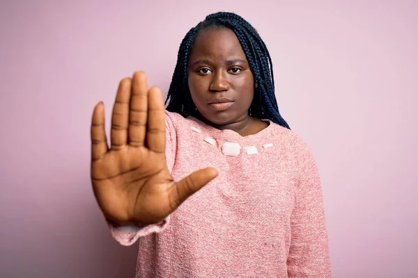 Femme Afro Américaine Taille Avec Des Tresses Portant Pull Décontracté — Photo