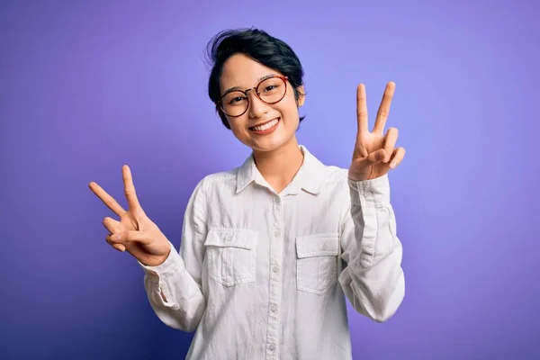 Jovem Bela Menina Asiática Vestindo Camisa Casual Óculos Sobre Fundo — Fotografia de Stock