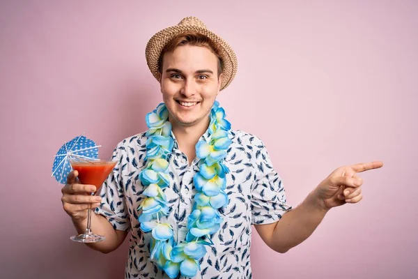 Joven Pelirroja Turista Vacaciones Con Sombrero Lei Hawaiano Bebiendo Cóctel —  Fotos de Stock