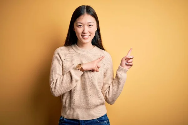Młoda Piękna Azjatka Ubrana Luźny Sweter Żółtym Odizolowanym Tle Uśmiechnięta — Zdjęcie stockowe