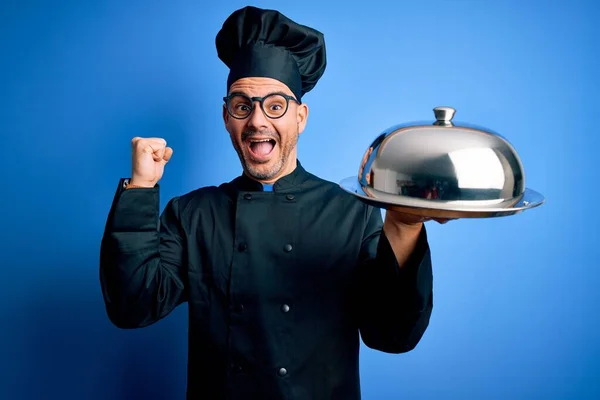 Joven Guapo Chef Hombre Vistiendo Uniforme Sombrero Sosteniendo Bandeja Camarero —  Fotos de Stock