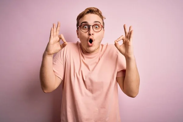 Joven Hombre Pelirrojo Guapo Con Camiseta Casual Pie Sobre Fondo —  Fotos de Stock