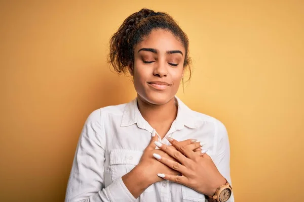 Jovem Menina Americana Africana Bonita Vestindo Camisa Casual Sobre Fundo — Fotografia de Stock