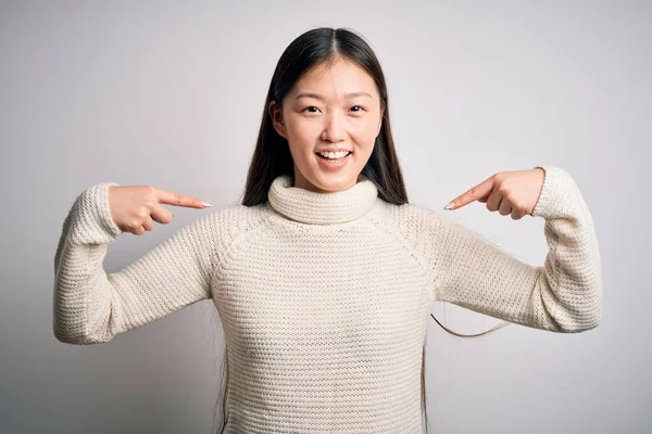 Joven Hermosa Mujer Asiática Vistiendo Suéter Casual Pie Sobre Fondo —  Fotos de Stock
