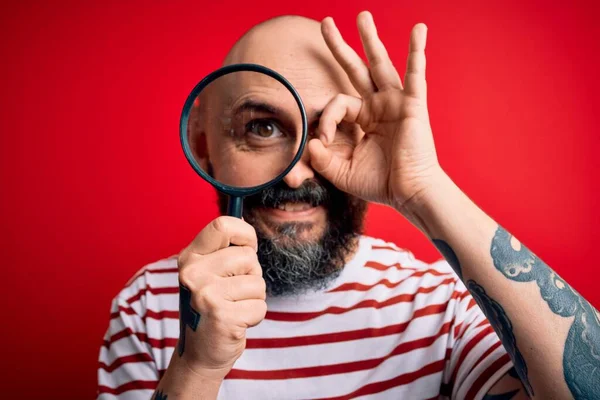 Hombre Calvo Detective Guapo Con Barba Usando Lupa Sobre Fondo — Foto de Stock