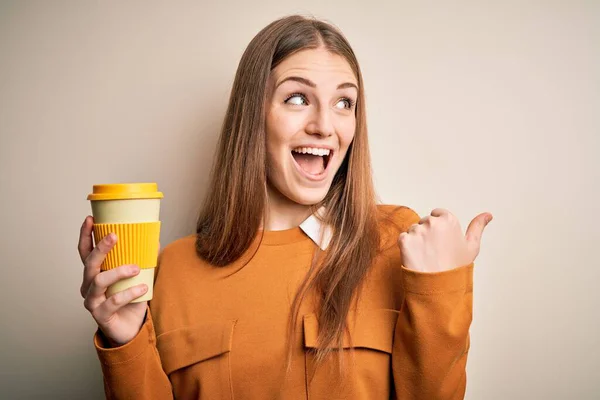 Młoda Piękna Ruda Kobieta Pije Filiżankę Kawy Odizolowanym Białym Tle — Zdjęcie stockowe