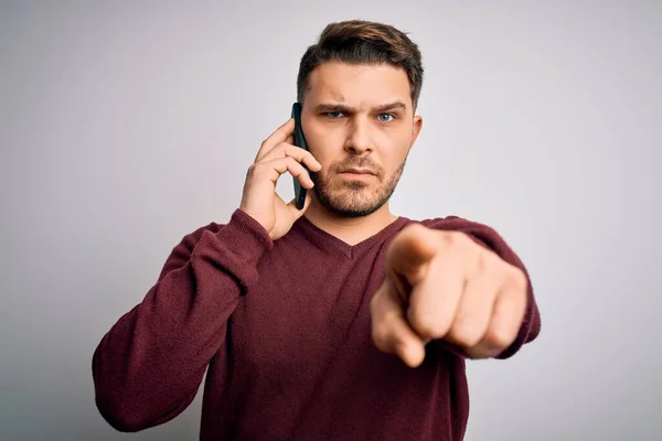 Ung Man Med Blå Ögon Talar Telefonen Har Ett Samtal — Stockfoto