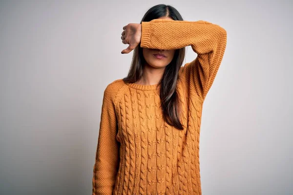 Jovem Bela Mulher Morena Vestindo Camisola Casual Sobre Fundo Branco — Fotografia de Stock