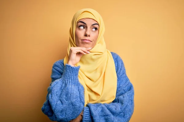 Jovem Mulher Muçulmana Morena Bonita Vestindo Hijab Árabe Sobre Fundo — Fotografia de Stock