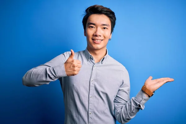 Jeune Bel Homme Chinois Portant Une Chemise Décontractée Debout Sur — Photo