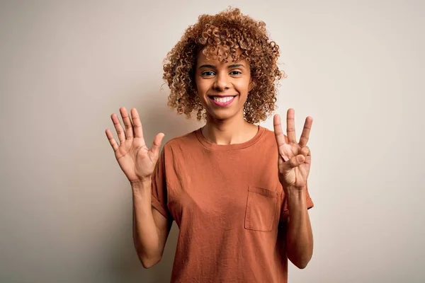 Прекрасна Афро Американська Жінка Кучерявим Волоссям Одягнена Випадкову Футболку Білому — стокове фото