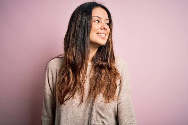 Giovane Bella Donna Bruna Indossa Maglione Casual Piedi Sfondo Rosa — Foto Stock