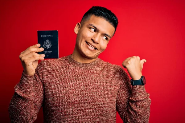 Молодий Красивий Латинський Турист Відпустці Тримає Єдині Держави Паспорт Вказуючи — стокове фото