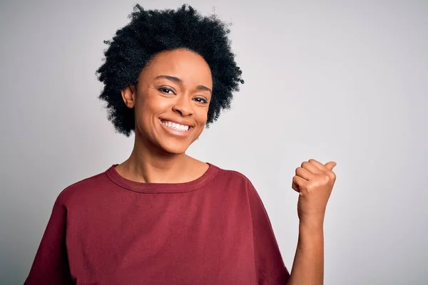 Junge Schöne Afroamerikanische Afro Frau Mit Lockigem Haar Lässigem Shirt — Stockfoto