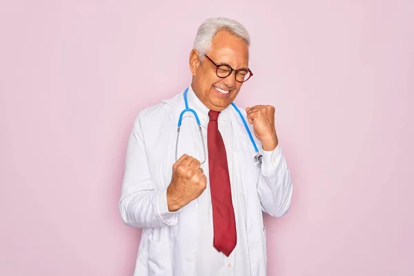 Médecin Homme Aux Cheveux Gris Moyen Age Portant Stéthoscope Manteau — Photo