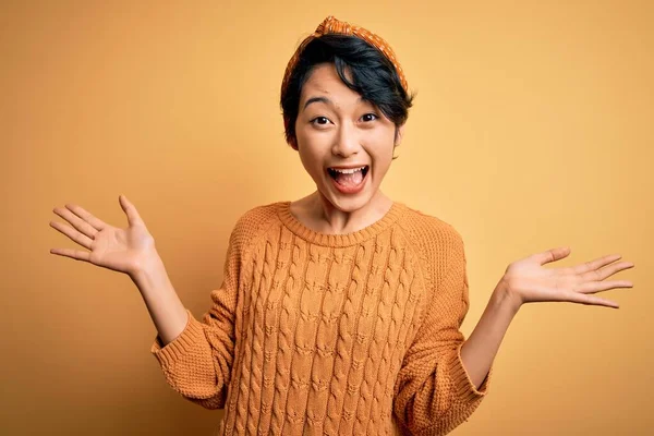 Jong Mooi Aziatisch Meisje Dragen Casual Trui Diadeem Staan Gele — Stockfoto