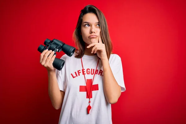 Jovem Bela Menina Salva Vidas Vestindo Apito Usando Binóculos Sobre — Fotografia de Stock