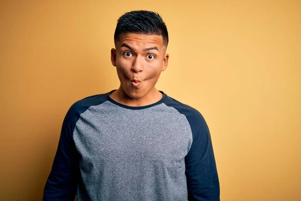 Young Handsome Latin Man Wearing Casual Shirt Standing Yellow Background — Stock Photo, Image