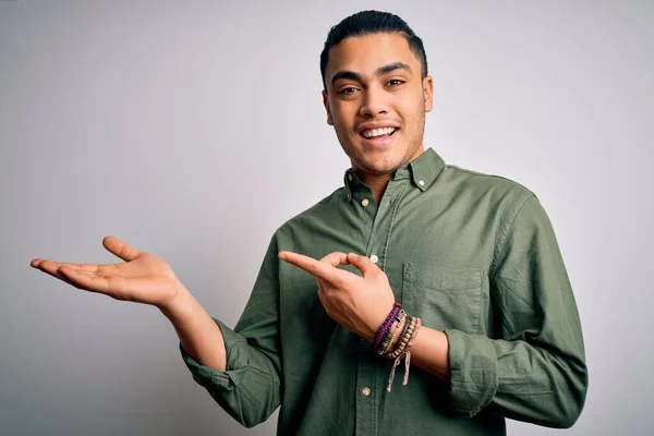 Ung Brasiliansk Man Bär Casual Shirt Stående Över Isolerad Vit — Stockfoto