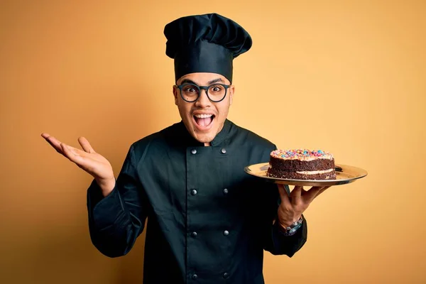 유니폼을 모자를 케이크를 행복하고 모습을 브라질인 베이커 남자가 웃으며 승리를 — 스톡 사진
