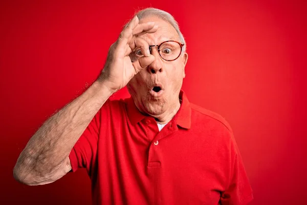 Grå Hår Senior Man Bär Glasögon Och Casual Shirt Över — Stockfoto